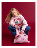 Young girl holding a pink knitted bag against a red background Eve Girl Cherry Hearts Crew - Pale Pink